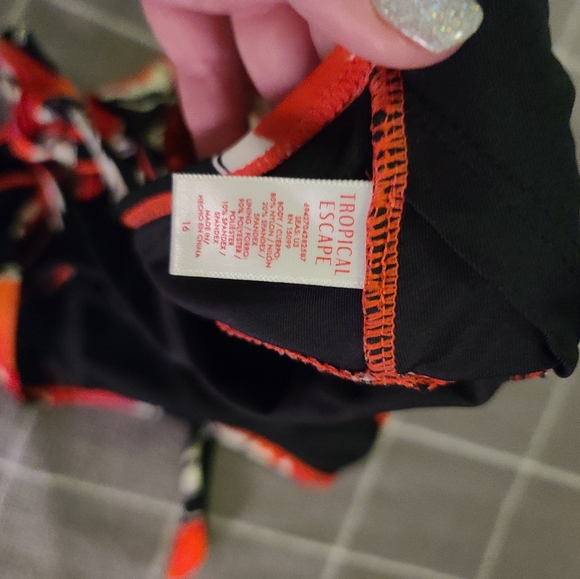 One piece bathing suit - Picture 3 of 3